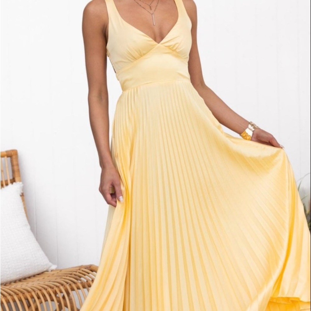 Elegant Yellow Pleated Maxi Dress